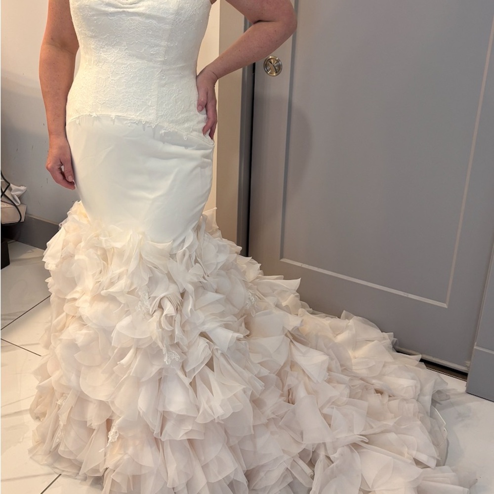 Vera Wang Ivory Ruffled Mermaid Bridal Gown